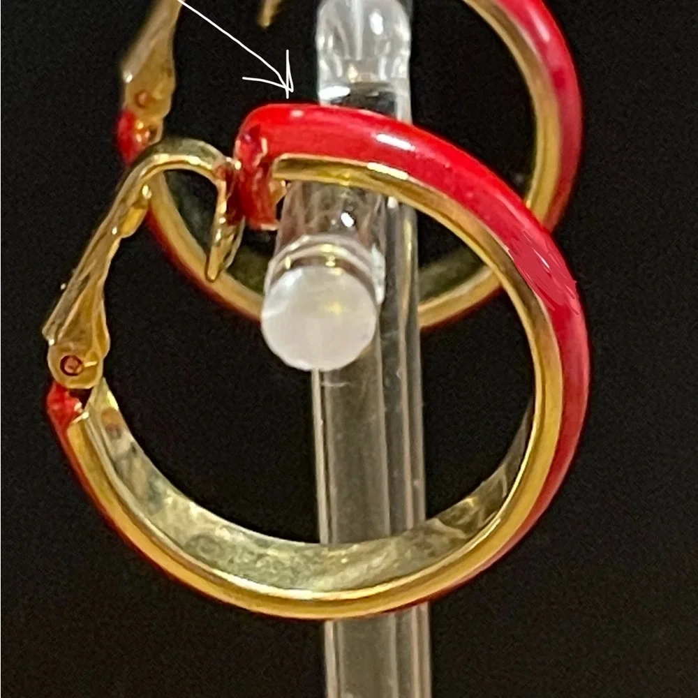 Pretty vintage enamel 1 inch Red Hoop clip-on Earrings with gold tone edges - Picture 2 of 4